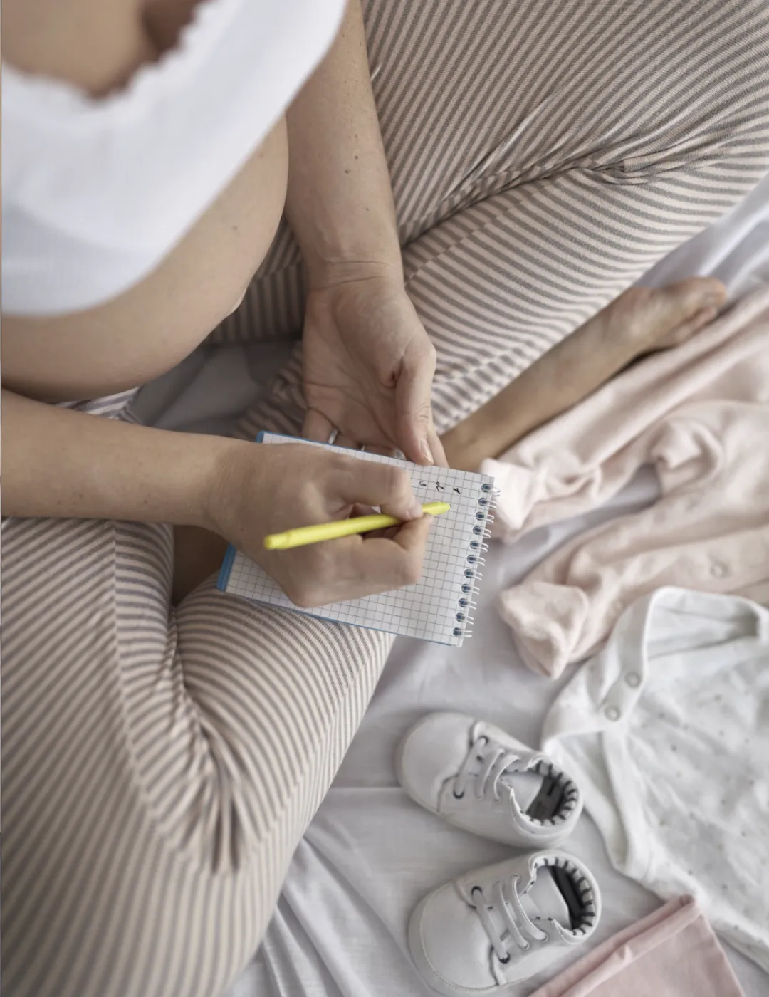 Embarazada tomando notas para prepararse para el parto con el minicurso gratuito de Iliore